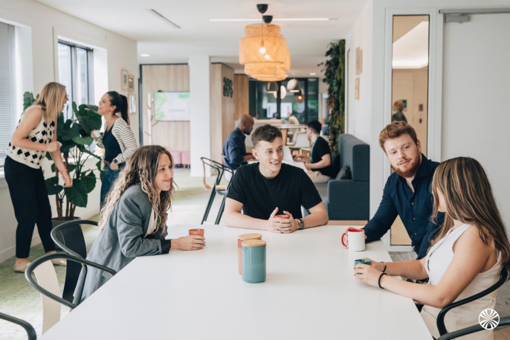 Réunion décontractée d'employés dans un espace de coworking.