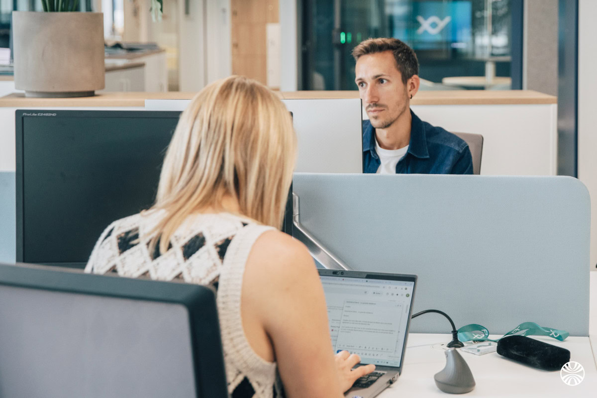 Personnes travaillant dans un bureau moderne
