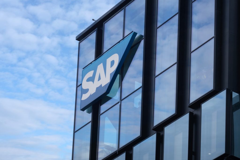 Logo SAP sur façade vitrée moderne